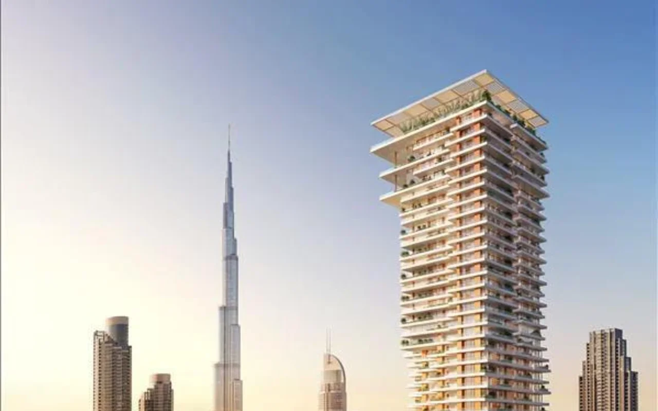 New high-rise Fairmont Residences Solara Tower with swimming pools within walking distance of Bu ...